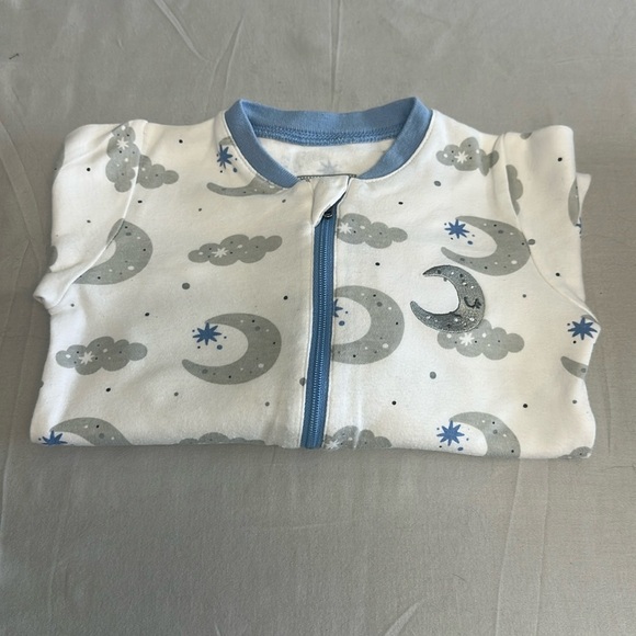 Tuffy - White and Blue Onsie sleeper with moon and cloud design - Picture 1 of 3